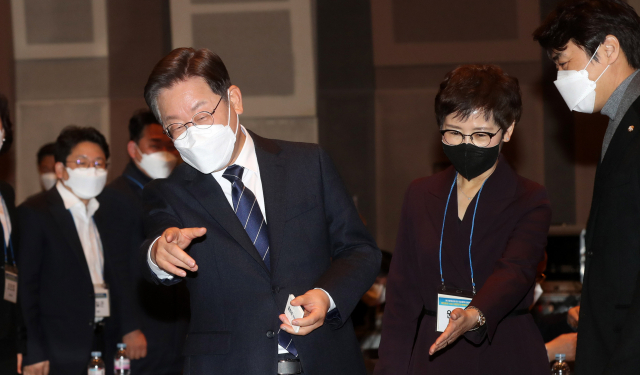 더불어민주당 이재명 대선후보가 6일 서울 프레스센터에서 열린 한국행정학회 주최 대통령선거 후보자 초청 토론회에서 자리를 확인하고 있다. 연합뉴스