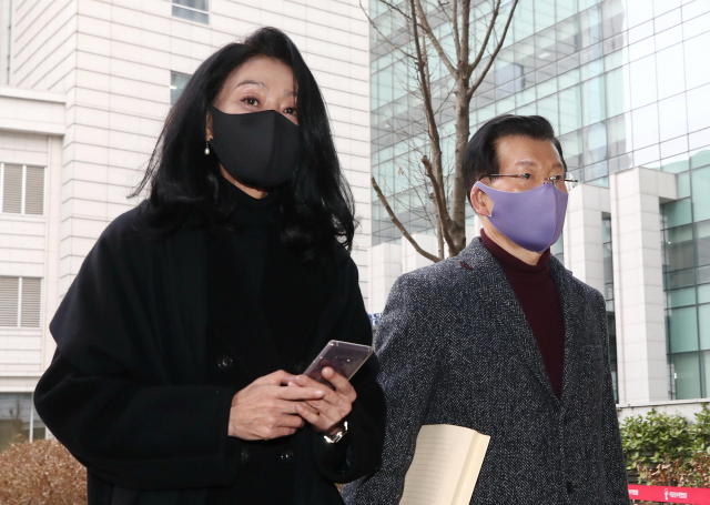 더불어민주당 이재명 대선 후보에게 허언증 환자로 몰렸다며 손해배상 청구 소송을 제기한 배우 김부선 씨와 소송대리인 장영하 변호사가 5일 오후 서울동부지법에서 열린 4차 변론기일에 출석하고 있다. 연합뉴스