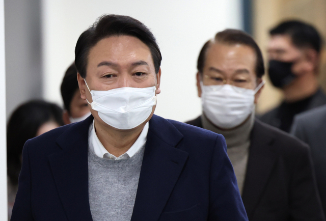 국민의힘 윤석열 대선 후보가 지난 6일 오후 서울 여의도 당사에서 열린 청년보좌역들과의 간담회에 권영세 선대본부장과 참석하고 있다. 연합뉴스
