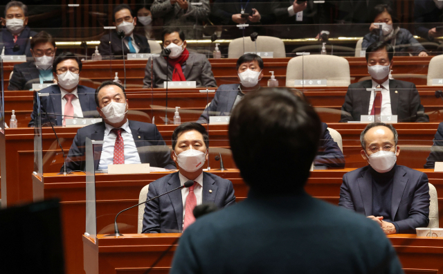 6일 오후 국회에서 열린 국민의힘 의원총회에서 참석 의원들이 이준석 대표의 발언을 듣고 있다. 연합뉴스