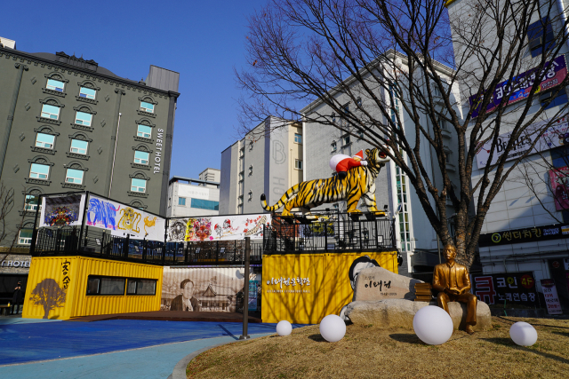 이태원길에 전시되고 있는 작품들. 행복북구문화재단 제공