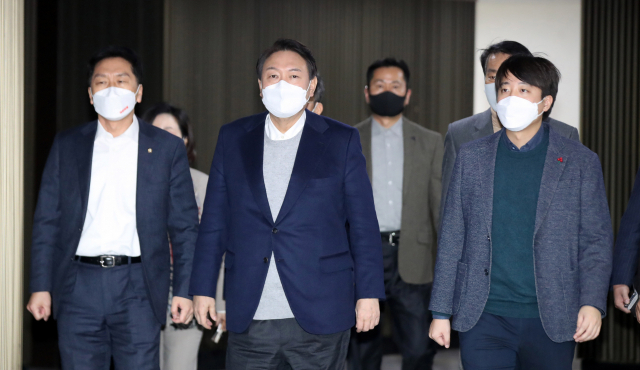국민의힘 윤석열 대선 후보와 이준석 대표가 6일 국회에서 열린 의원총회에 나란히 참석하고 있다. 연합뉴스