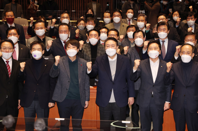 국민의힘 윤석열 대선 후보와 이준석 대표기 6일 저녁 국회에서 의원총회를 마친 뒤 의원들과 대선 승리를 다짐하고 있다. 연합뉴스