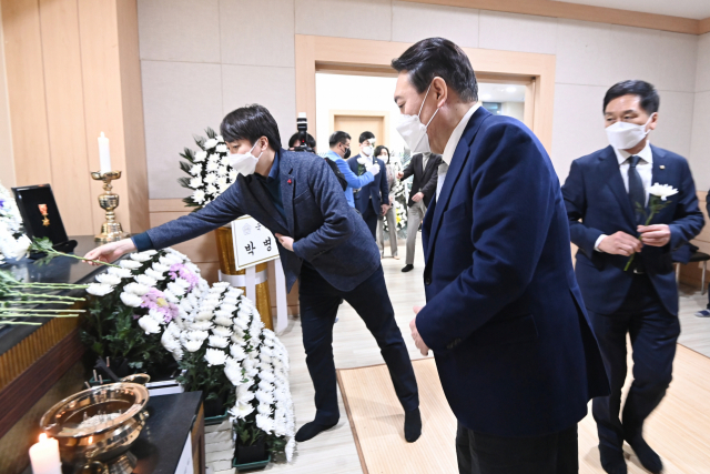 국민의힘 윤석열 대선 후보와 이준석 대표가 6일 오후 경기도 평택시 제일장례식장에 마련된 평택 신축 공사장 화재 현장에서 순직한 이형석 소방경 빈소를 조문하고 있다. 연합뉴스