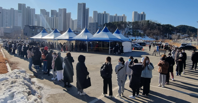 6일 강원 강릉시 한 선별진료소에 초등학교 확진자와 관련된 학생과 학부모들이 코로나19 검사를 받기 위해 차례를 기다리고 있다. 연합뉴스