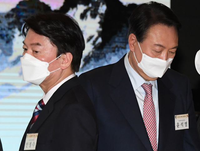 국민의힘 윤석열 대선 후보(오른쪽)와 국민의당 안철수 대선 후보가 5일 서울 여의도 중소기업중앙회관에서 열린 2022 중소기업인 신년인사회에 참석하고 있다. 연합뉴스