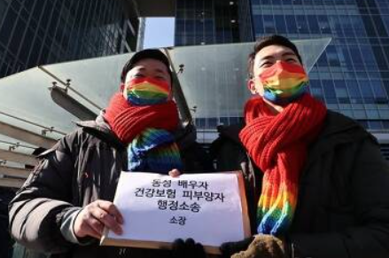 행정법원 앞에 선 소성욱-김용민 부부 소성욱 김용민 부부가 작년 2월 18일 서울 서초구 서울행정법원 앞에서 기자회견을 열어 건강보험 피부양자 소송의 취지를 설명하는 모습. 자료사진 연합뉴스