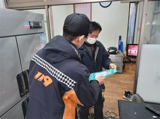 중부소방서(서장 우병욱)는 지난 6일 겨울철 3대 전기제품 사용 시 화재예방을 위한 안전수칙을 지킬 것을 당부했다. 대구 중부소방서 제공