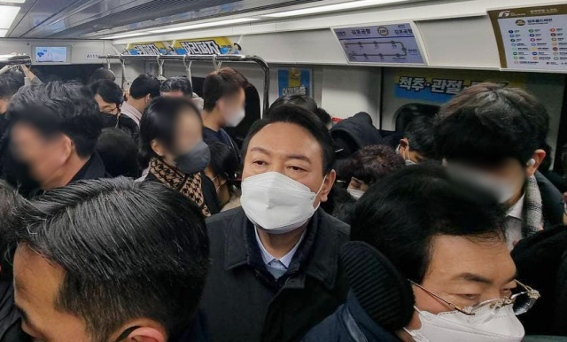 국민의힘 윤석열 대선 후보가 7일 오전 2량짜리 꼬마열차로 혼잡도로 악명 높은 김포도시철도(김포골드라인)를 타고 여의도 당사로 출근하고 있다. 연합뉴스