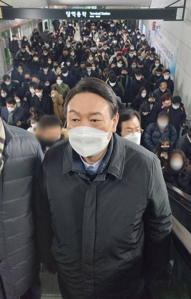 국민의힘 윤석열 대선 후보가 7일 오전 김포도시철도 김포공항역에서 내린 뒤 9호선 열차로 환승하기 위해 이동하고 있다. 연합뉴스