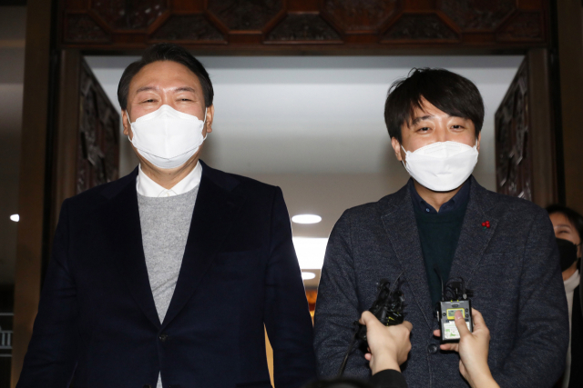 국민의힘 윤석열 대선 후보가 6일 저녁 국회에서 열린 의원총회를 마친 뒤 취재진의 질문에 답하고 있다. 연합뉴스