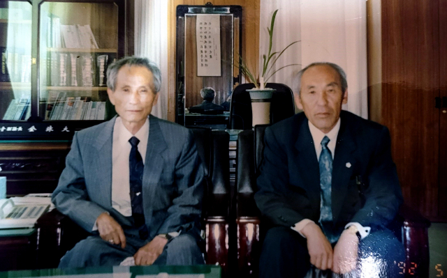 1992년 영천시의회 부의장 시절 할아버지 전영대(오른쪽) 씨 모습. 가족제공.