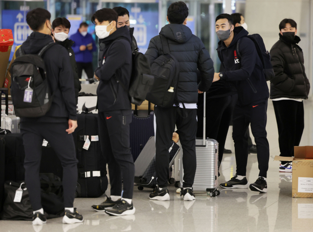 8일 오후 인천국제공항에서 대한민국 축구대표팀 선수들이 모여 이야기를 나누고 있다. 2022 카타르 월드컵 본선 진출까지 단 1승만을 남겨놓은 벤투호는 최종예선 남은 경기는 물론, 10개월 남은 본선까지 대비하는 전지 훈련을 떠난다. 벤투호는 터키에서 오는 15일과 21일 안탈리아의 마르단 스타디움에서 각각 아이슬란드, 몰도바와 친선 경기를 치른다. 연합뉴스