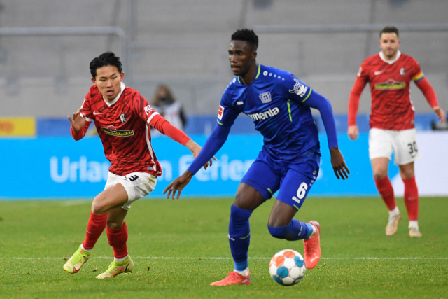 독일 프로축구 분데스리가 프라이부르크의 정우영(왼쪽). 연합뉴스