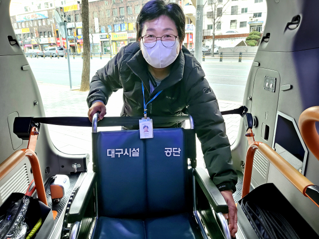 5일 대구 남구 대구 시설공단 주차장에서 만난 이순자 씨가 휠체어 안전고정장치를 점검하고 있다. 이통원 기자. tong@imaeil.com
