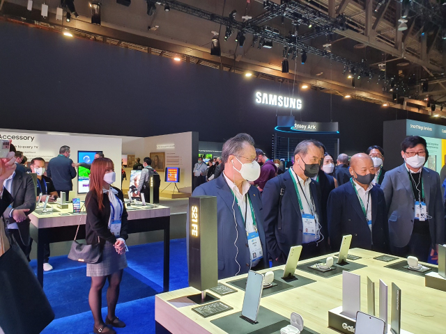 CES 2022에 참가한 이재하(앞줄 왼쪽 첫 번째) 대구상의 회장이 관계자들과 삼성전자 제품을 둘러보고 있다. 대구상공회의소 제공