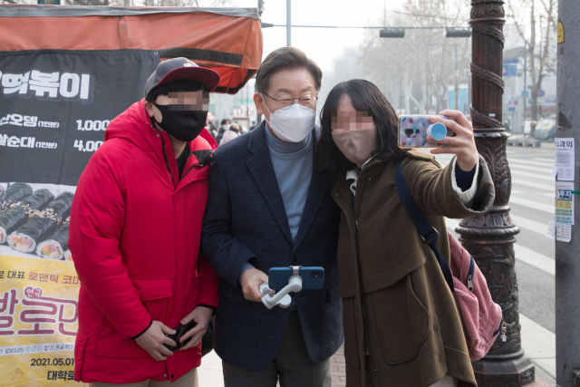더불어민주당 이재명 대선 후보가 9일 오후 서울 종로구 혜화역에서 홍대까지 지하철을 타기 위해 이동하며 지지자들과 셀카를 찍고 있다. 연합뉴스