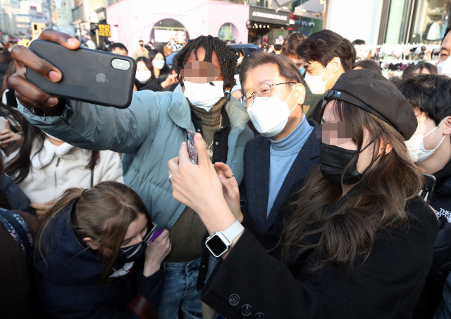 더불어민주당 이재명 대선 후보가 9일 오후 서울 마포구 홍대거리에서 시민들을 만나 기념촬영을 하고 있다. 연합뉴스