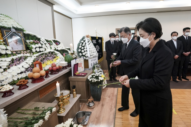 문재인 대통령과 김정숙 여사가 9일 오후 광주 동구 조선대학교병원 장례식장에 마련된 이한열 열사 모친 고(故) 배은심 여사의 빈소를 찾아 헌화하고 있다. 연합뉴스