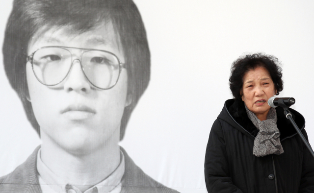 고(故) 이한열 열사의 모친 배은심 여사가 9일 오전 5시 28분 광주 조선대병원에서 별세했다. 향년 82세. 배 여사는 최근 급성 심근경색으로 치료를 받고 퇴원했다가, 전날 다시 쓰러진 끝에 병원에서 숨진 것으로 전해진다. 사진은 지난 2012년 1월 14일 서울 갈월동 옛 남영동 대공분실에서 열린 고 박종철 열사 25주기 추도식에서 추도사를 하고 있는 배은심 여사. 연합뉴스