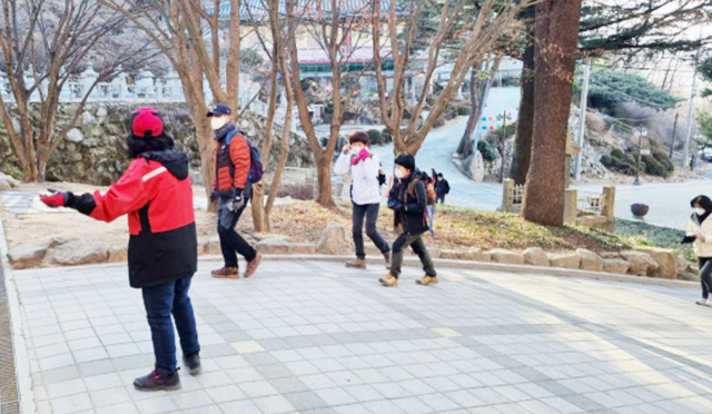 8일 오전 9시30분쯤 대구 팔공산 갓바위 초소. 산불감시원 도봉화(62) 씨가 등산객들에게 