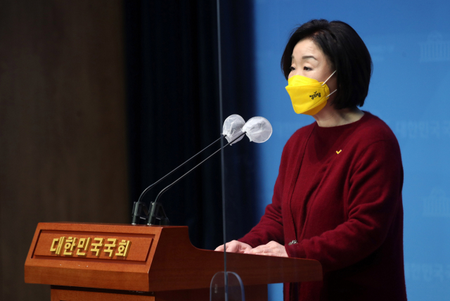 정의당 심상정 대선 후보가 9일 오후 서울 여의도 국회 소통관에서 반려동물 생애 복지 공약을 발표하고 있다. 연합뉴스