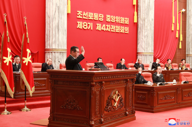 북한이 2021년 12월 27일부터 31일까지 진행한 노동당 제8기 제4차 전원회의에서 김정은 당 총비서와 고위 간부들이 손을 들고 있다. 연합뉴스