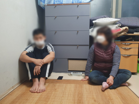 엄마 윤효정(가명·41) 씨와 아들 박승우(가명·14) 군. 함께 앉은 둘 사이의 거리는 멀기만 하다. 배주현 기자