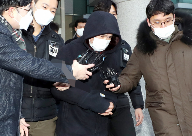 평소 알고 지낸 중년여성을 살해하고, 시신유기를 도운 공범마저 살해한 권재찬(52)이 14일 오전 인천시 미추홀구 미추홀경찰서에서 나와 검찰로 송치되고 있다. 연합뉴스