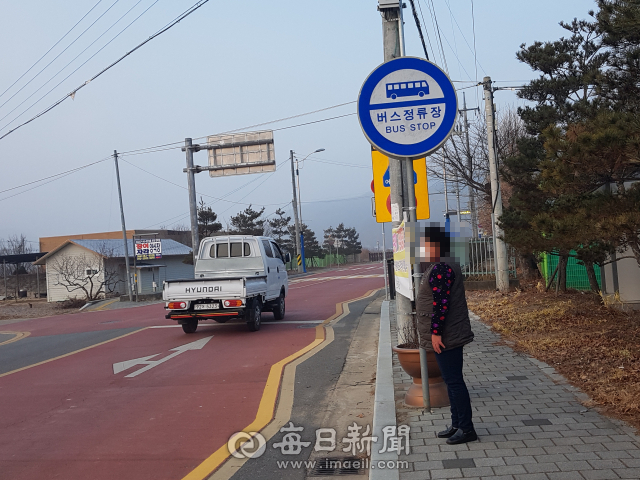 군위 우보면사무소 앞 버스정류장에서 한 주민이 버스를 기다리고 있다. 이현주기자