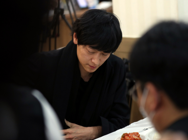 영화배우 강동원이 9일 오후 광주 조선대병원장례식장에 마련된 고(故) 배은심 여사 빈소를 조문하고 식사하고 있다. 강동원은 이한열 열사의 이야기를 담은 영화 