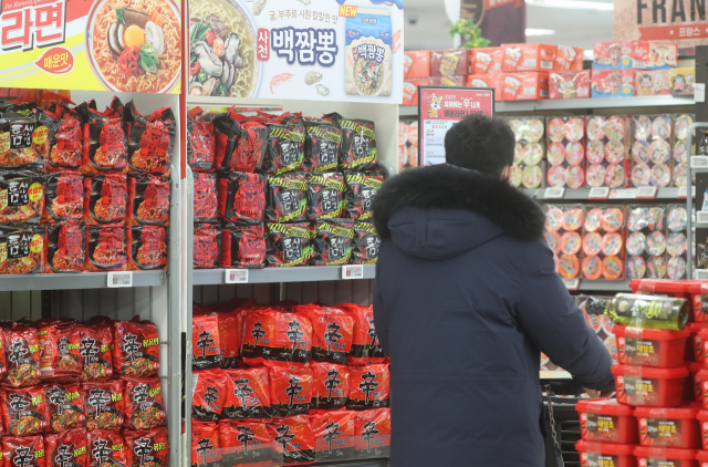 4일 서울 성동구 성수동 이마트 본점에서 고객들이 라면을 고르고 있다. 이마트는 지난 3일부터 12일까지 스코빌 지수 1만5000SHU의 극한 매운맛 라면인 