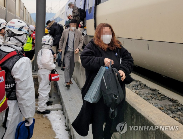 지난 5일 KTX-산천 열차가 충북 영동터널 인근에서 탈선, 승객들이 대체열차 탑승을 위해 이동하고 있다. 영동소방서 제공. 연합뉴스.
