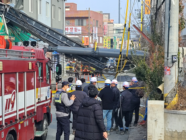 경주 황성동 동부아파트 공사현장 대형 건설기계가 넘어지는 사고가 발생했다. 박진홍기자