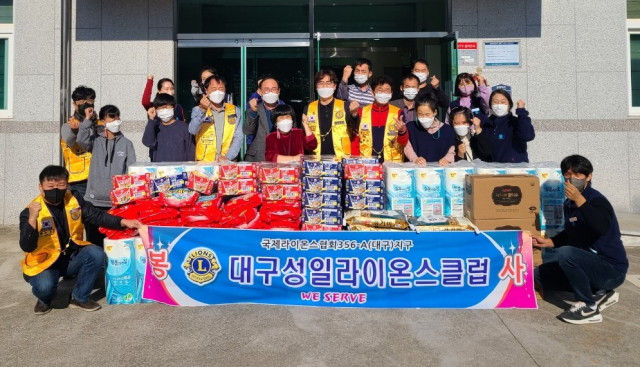 성일라이온스클럽 및 희망의둥지 임직원들이 후원물품 전달식을 갖고 있다. 희망의둥지 제공