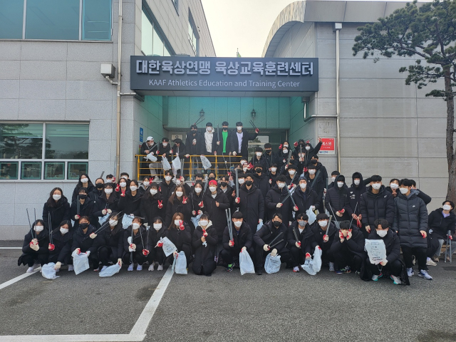 지난 9일 클린예천 플로깅에 참여한 육상 국가대표 후보 선수 및 지도자들이 대한육상연맹 육상교육훈련센터에서 기념 촬영을 했다. 예천군 제공