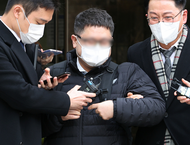 대장동 개발 로비·특혜 의혹 사건 첫 정식 공판이 시작된 10일 서울 서초구 서울중앙지법에서 정영학 회계사가 법정을 나서고 있다. 연합뉴스