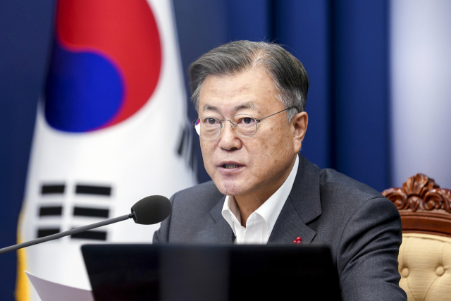 문재인 대통령이 10일 오후 청와대 여민관에서 열린 수석·보좌관회의에서 발언을 하고 있다. 연합뉴스