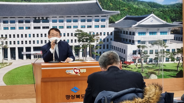 10일 경북도청 브리핑룸에서 김용기 대통령 직속 일자리위원회 부위원장이 구미 상생형 일자리의 의미와 특징, 기대효과 등을 설명하고 있다. 박영채 기자 pyc@imaeil.com