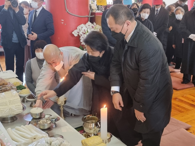 10일 오후 전두환 전 대통령의 49재에에 참석한 부인 이순자 여사. 임재환 기자