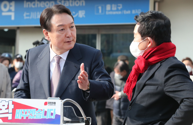국민의힘 윤석열 대선 후보가 10일 오전 인천역 앞 광장에서 산업화·교역일번지 인천지역 공약 발표를 하며 원희룡 정책본부장과 대화하고 있다. 연합뉴스