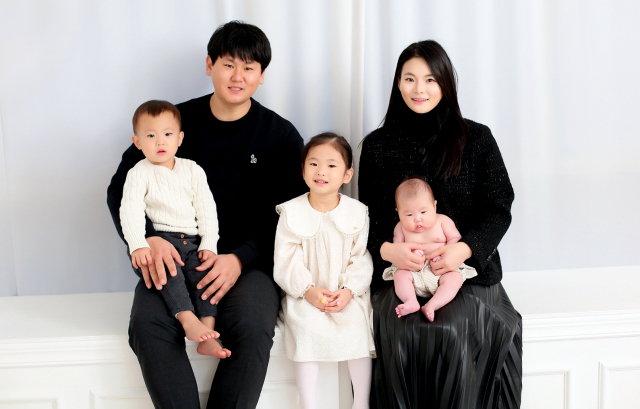 이은미·김경달 부부가 셋째 딸 지유의 50일 기념사진을 첫째 딸 세은(4), 둘째 아들 채현(3)이와 함께 촬영했다.