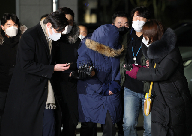 경찰은 회삿돈 1천880억원을 빼돌린 혐의를 받는 오스템임플란트 직원 이 모(45) 씨를 5일 검거했다고 밝혔다. 사진은 이 모 씨가 6일 오전 서울 강서경찰서로 들어서는 모습. 연합뉴스