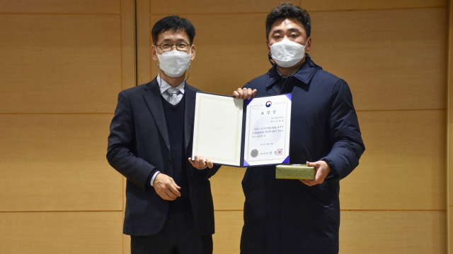 대구가톨릭대 남종경 직원이 고용노동부장관 표창을 받고 기념촬영을 하고 있다. 대구가톨릭대 제공