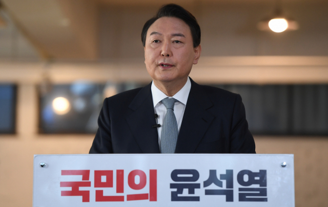 국민의힘 윤석열 대선후보가 11일 오전 서울 성동구 할아버지공장 카페에서 