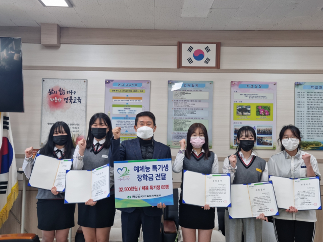 한울본부가 죽변고 사격부에 장학금을 전달했다. 한울본부 제공