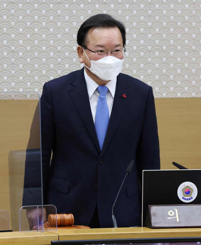 김부겸 국무총리가 11일 오전 세종시 정부세종청사에서 열린 국무회의에 입장해 착석하고 있다. 연합뉴스