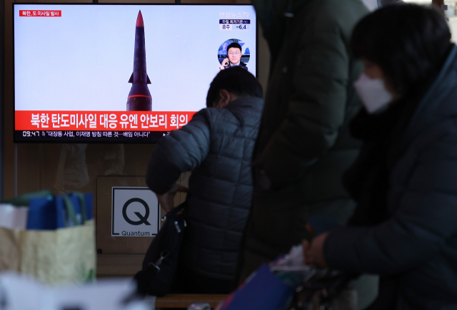 11일 서울역 대합실에서 시민들이 북한의 탄도미사일 추정 발사체 발사 관련 뉴스를 시청하고 있다. 합동참모본부는 이날 