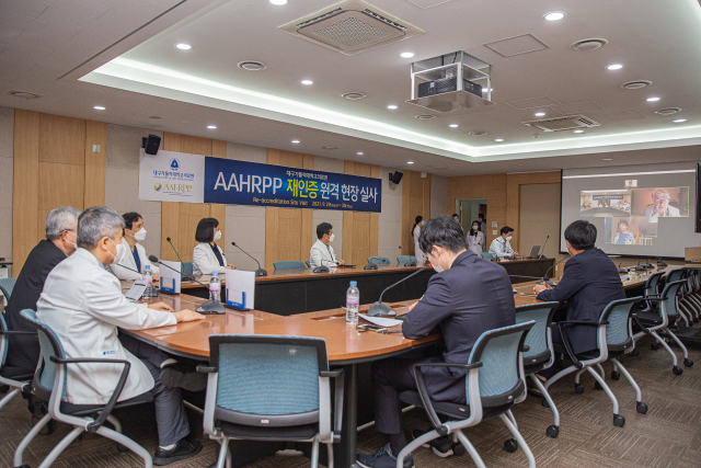 대구가톨릭대학교의료원이 지난해 국제 임상연구 보호 프로그램 인증 협회(AAHRPP)의 2차 전면 인증을 받기 위해 원격 현장 실사를 받고 있다. 대구가톨릭대학교의료원 제공