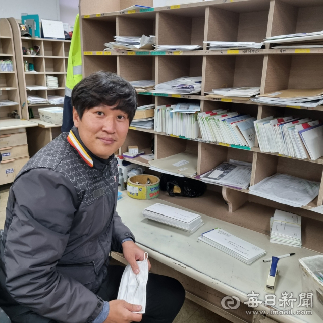 경산 용성우체국 소속 이규동 집배원이 우편 배달 중 골목길에 정신을 잃고 쓰러진 80대 농부의 목숨을 살려 화제가 되고 있다. 용성우체국 제공